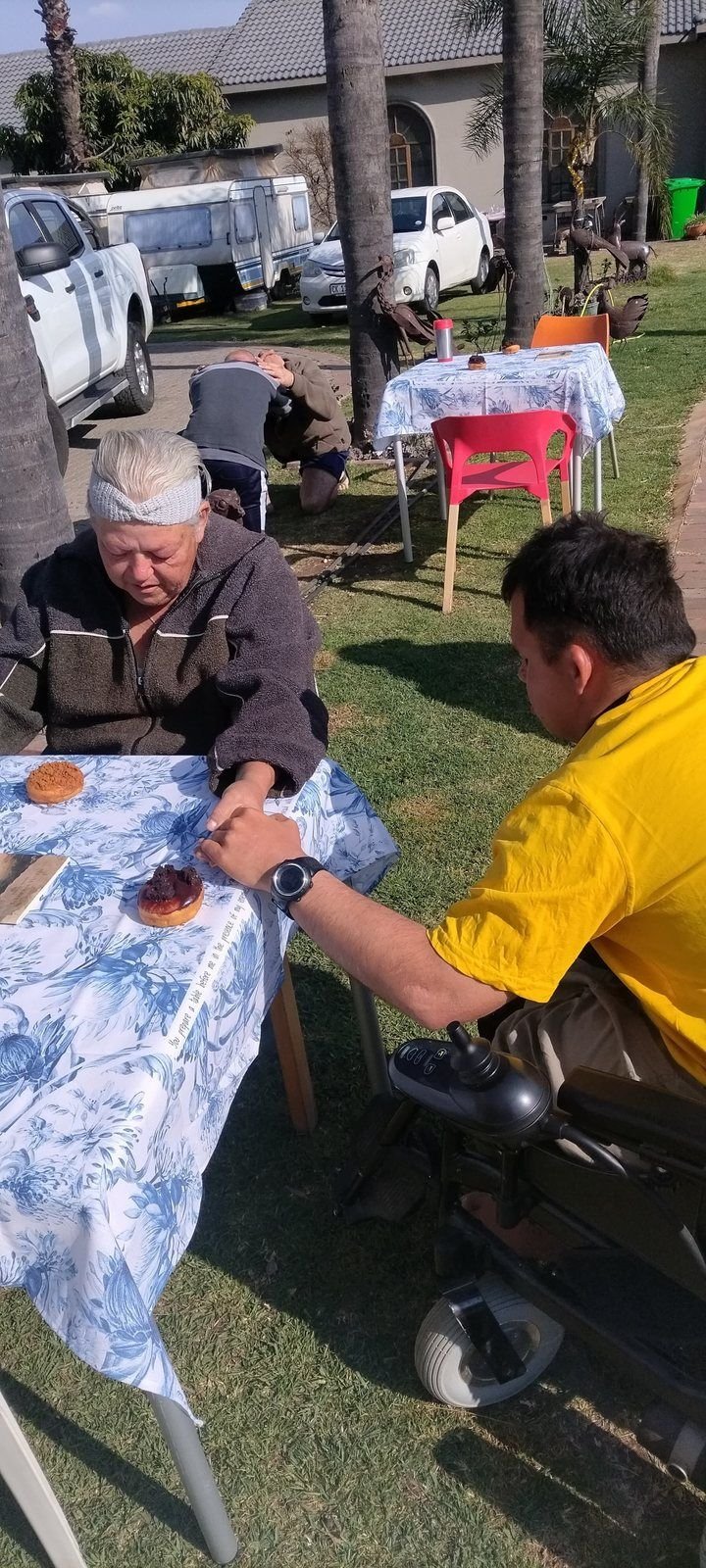 Johantjie en Tannie Daisy by die tafel