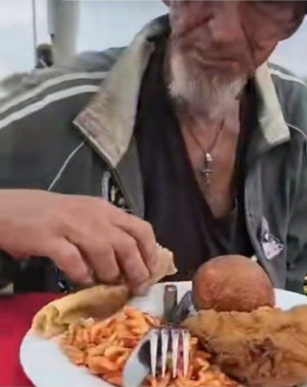 'n Man eet 'n warm maaltyd