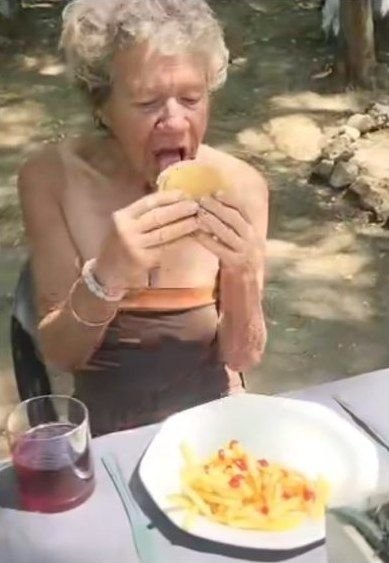 'n Vrou eet by die tafel