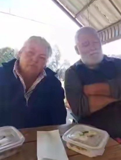 Twee mans sit saam by die tafel