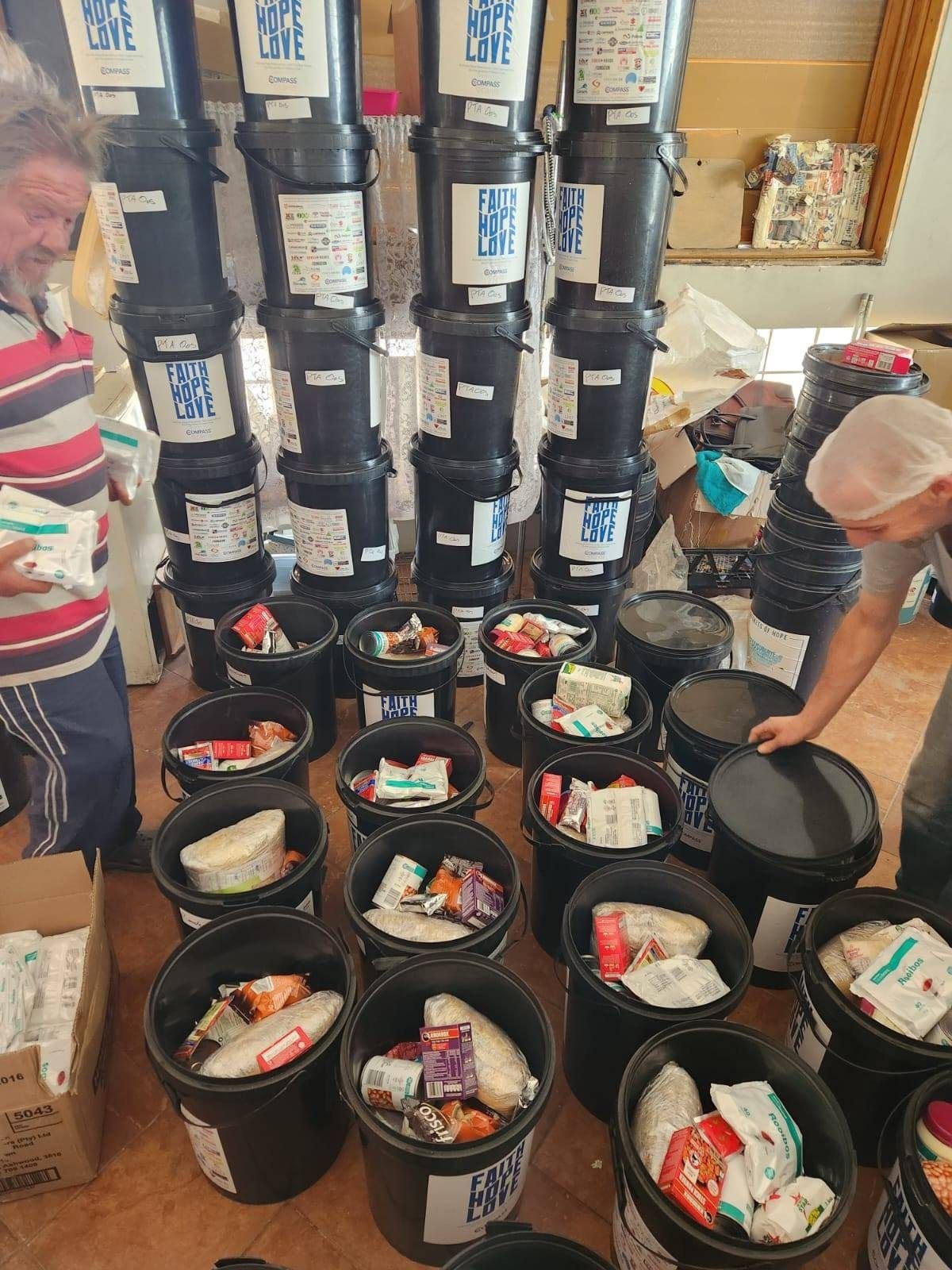 Kosemmers gepak en gereed om uit te deel