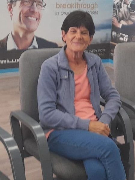 Mart sit in 'n stoel