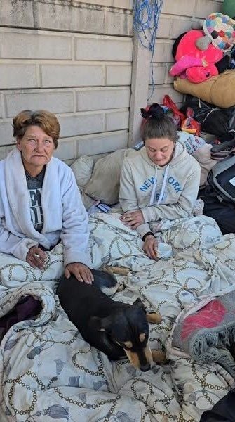 Noleen en Kayla op die sypaadjie met hul besittings