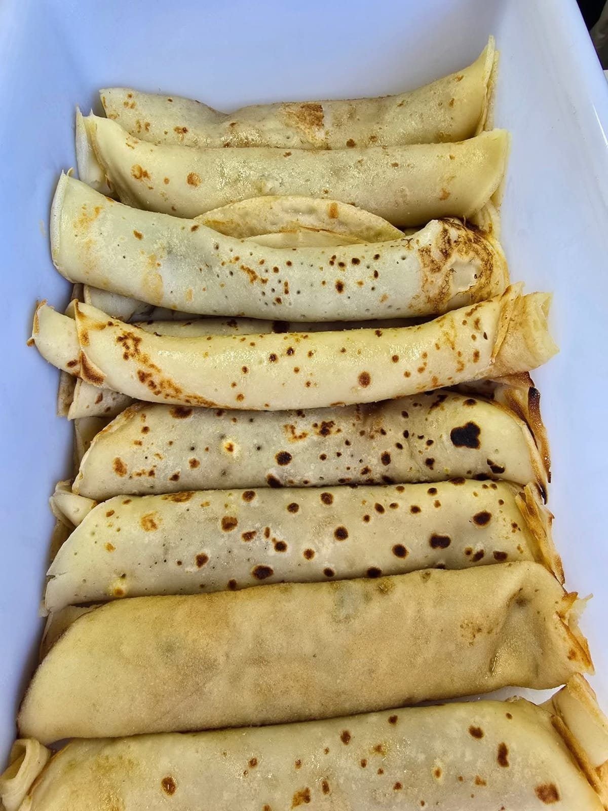 Opgerolde pannekoeke, gereed om te bedien