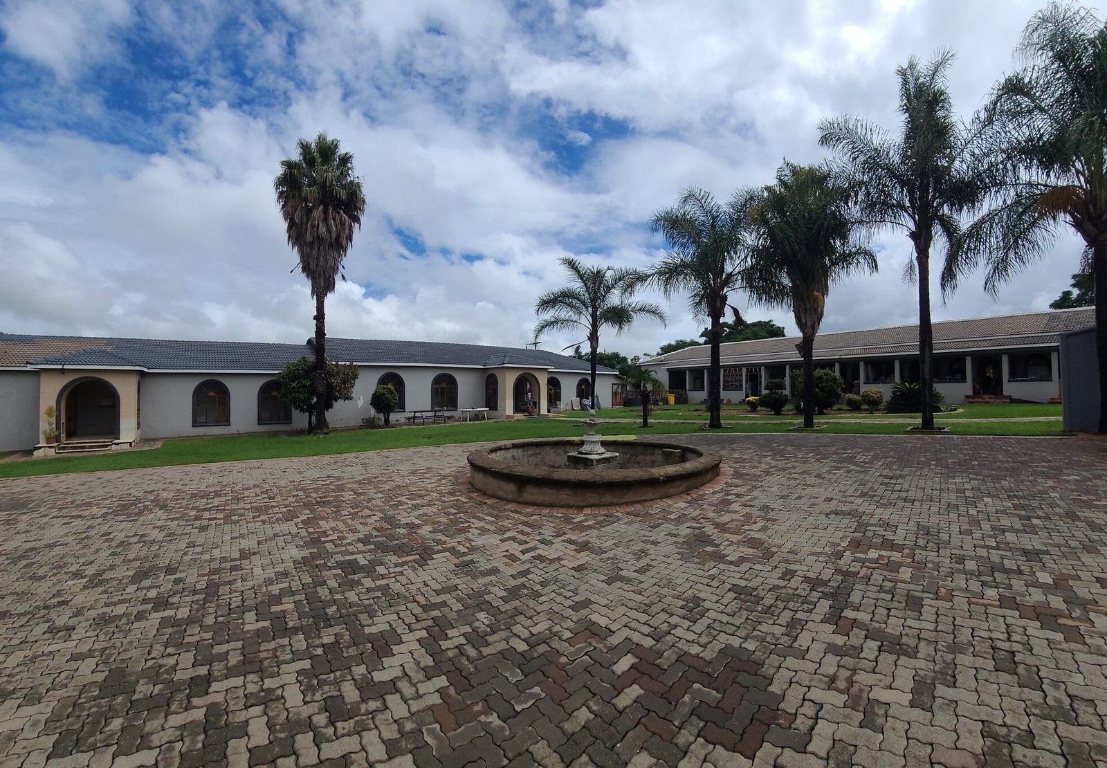 Die Moeggesukkel-binnehof met sy fontein en palmbome