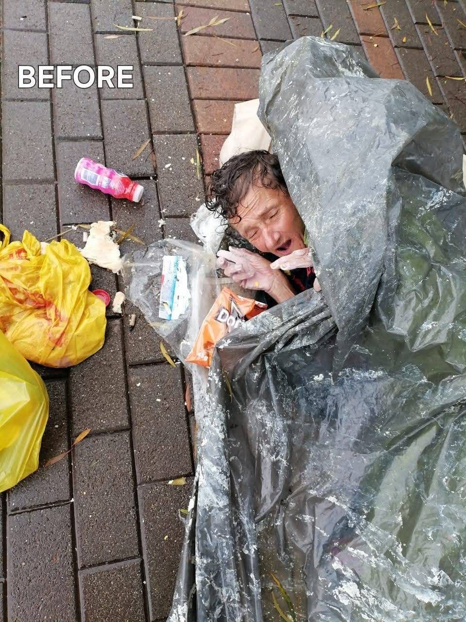 'n Vrou slaap op straat onder plastiek, voorheen